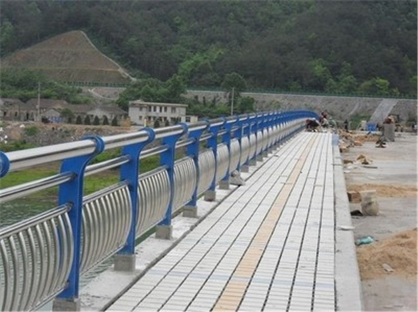 南岸不锈钢桥梁护栏的特性及其在现代建筑中的应用